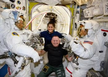 Cápsula da SpaceX chega à ISS para garantir retorno de astronautas após quase nove meses no espaço