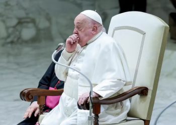 Papa Francisco apresenta melhora gradual, mas segue em repouso devido à pneumonia