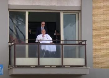 Papa Francisco recebe alta após 37 dias e faz primeira aparição aos fiéis