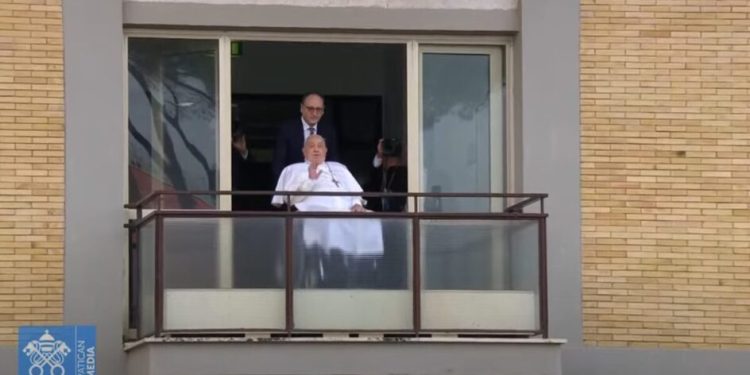Papa Francisco recebe alta após 37 dias e faz primeira aparição aos fiéis