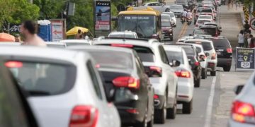 Dia “oficial” de retorno para casa após o Carnaval registra filas e lentidão nas estradas de SC