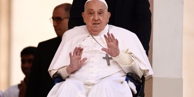 Papa Francisco surpreende fiéis ao participar do Domingo de Ramos no Vaticano
