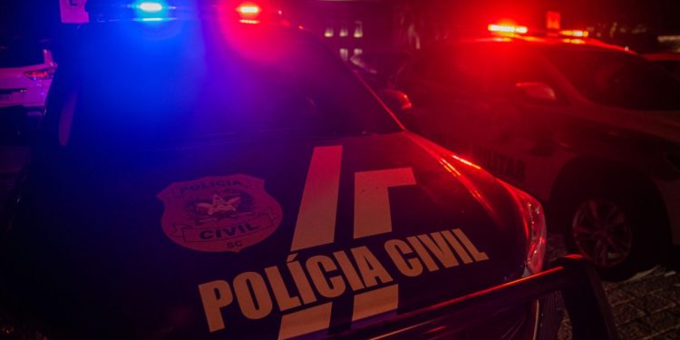 Autor de homicídio na Meia Praia é identificado e levado para a Delegacia de Polícia