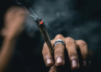 Santa Catarina regulamenta lei que multa uso de drogas em locais públicos