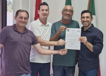 Secretaria de Obras de Nova Trento acompanha assinatura que autoriza a pavimentação do Salto