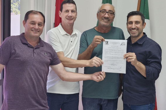 Secretaria de Obras de Nova Trento acompanha assinatura que autoriza a pavimentação do Salto