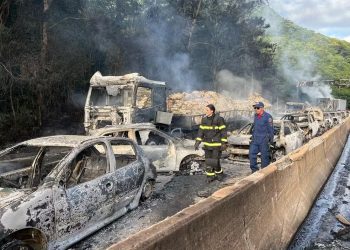 BR-101 é liberada após grave acidente com caminhão-tanque em SC