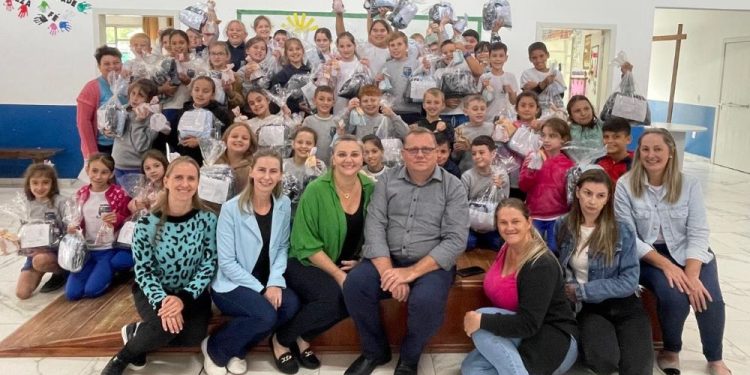 Major Gercino inicia entrega de uniformes escolares para estudantes da Rede Municipal