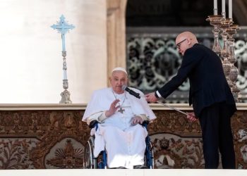 Papa Francisco faz primeira aparição pública após hospitalização e emociona multidão na Praça São Pedro