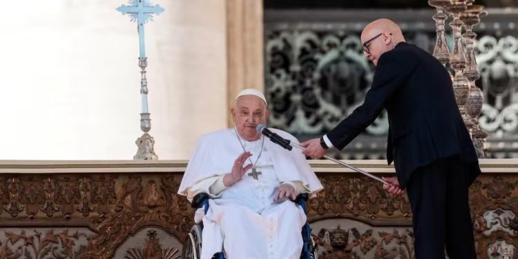 Papa Francisco faz primeira aparição pública após hospitalização e emociona multidão na Praça São Pedro