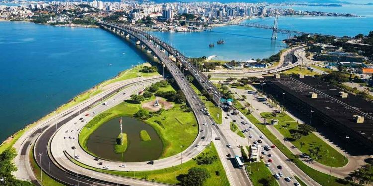 Aluguel em Florianópolis sobe 58% acima do salário mínimo em 8 anos, pressionando o custo de vida