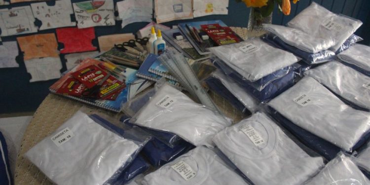 Estudantes da Rede Municipal de São João Batista recebem kits de uniforme escolar