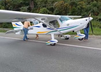 FAB inicia investigação sobre pouso de avião na BR-101 em Santa Catarina