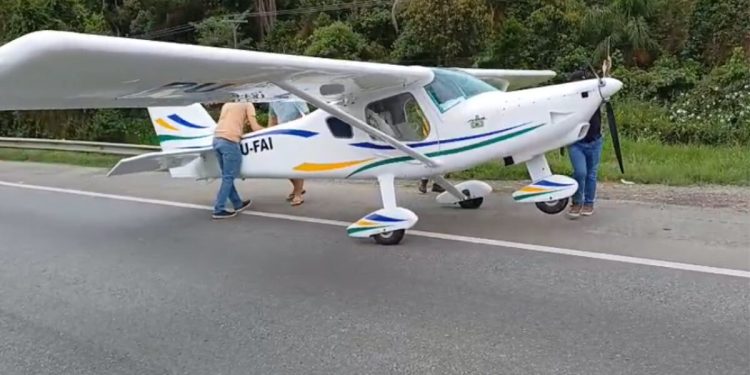FAB inicia investigação sobre pouso de avião na BR-101 em Santa Catarina