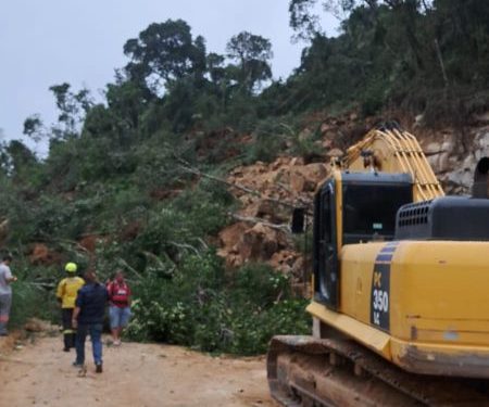 Deslizamento de terra com uma vítima mobiliza o Corpo de Bombeiros Militar em Angelina