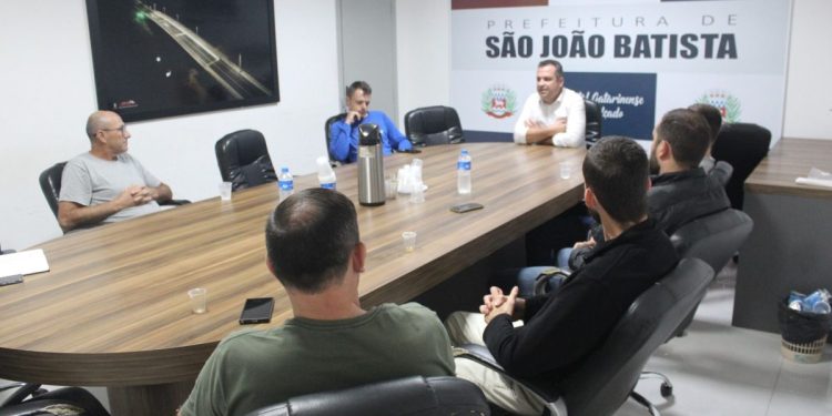 Prefeitura de SJB e empresas de internet alinham ações para remoção de cabos obsoletos de postes