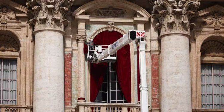 Pré-conclave: Cortinas são instaladas na Basílica de São Pedro, e expectativa cresce no Vaticano