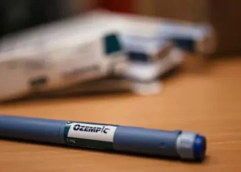 Operação em SC e GO investiga rede de falsificação de Ozempic após internação de mulher na UTI