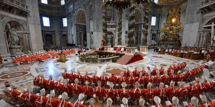 Conclave começa com missa solene e primeira votação na Capela Sistina