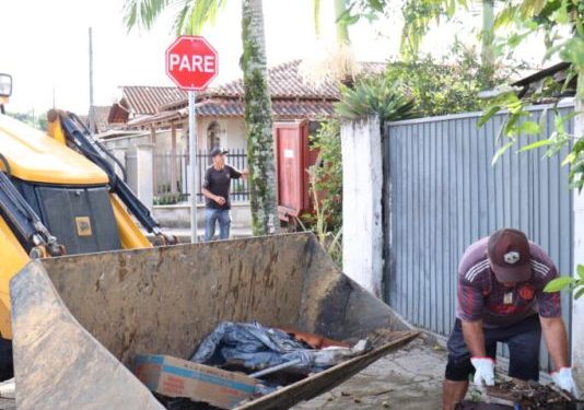 Mutirão de limpeza no Loteamento Fazenda Vitória reforça ações contra a Dengue em Canelinha
