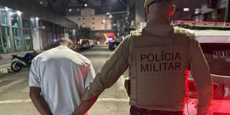 Homem é preso pela Polícia Militar em Canelinha