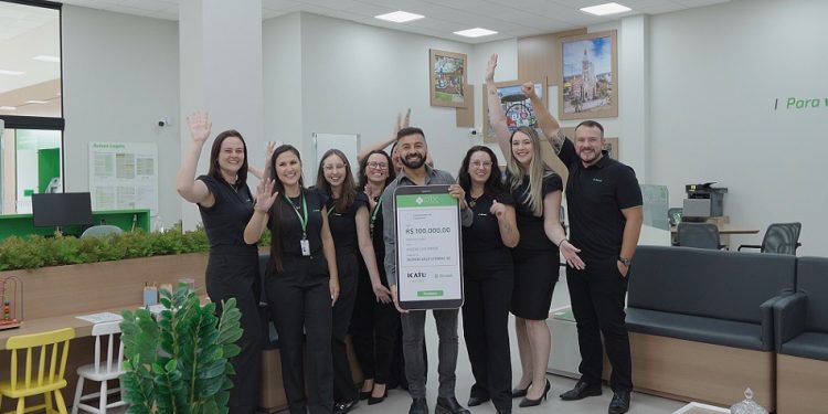 Sicredi entrega prêmio de R$ 100 mil do seguro de vida para associado de São João Batista