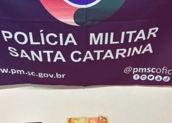 Policia Militar de São João Batista prende suspeito e encontra  drogas no centro