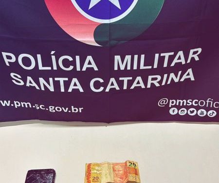Policia Militar de São João Batista prende suspeito e encontra drogas no centro
