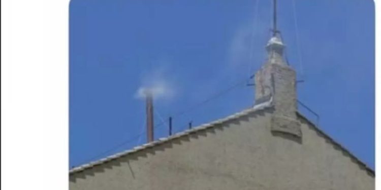 Vaticano se confunde e anuncia fumaça branca antes da hora