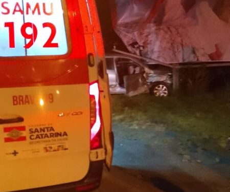 Duas mulheres ficam feridas após colisão envolvendo carro e caminhão em Nova Trento