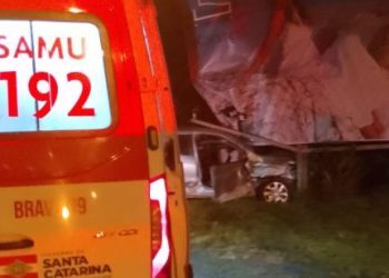 Duas mulheres ficam feridas após colisão envolvendo carro e caminhão em Nova Trento