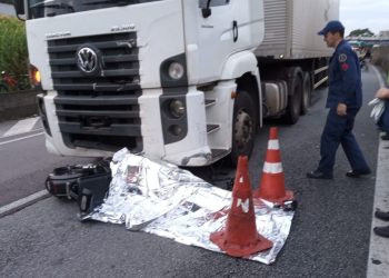 Condutor de moto elétrica morreu após ser atropelado por carreta na BR 101 em Itapema