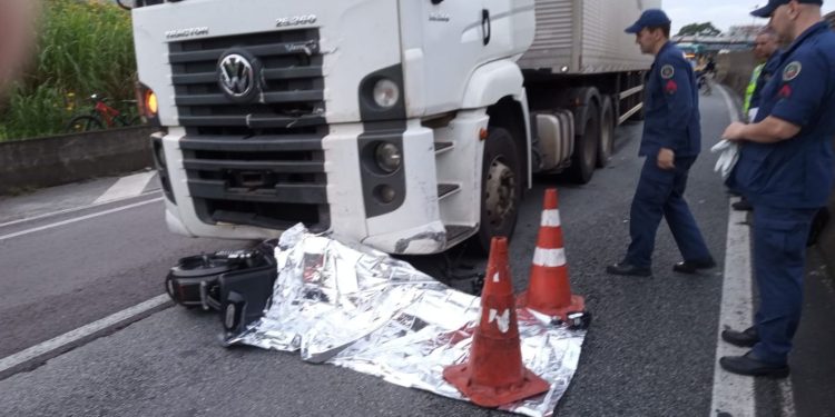 Condutor de moto elétrica morreu após ser atropelado por carreta na BR 101 em Itapema