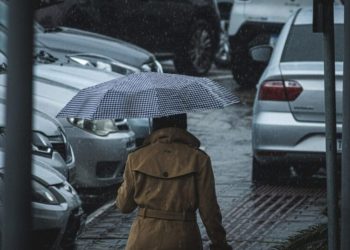 Frente fria desestabiliza o tempo e SC entra em alerta para temporais neste domingo