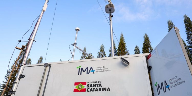 Estações de monitoramento do ar devem cobrir 54% da população catarinense até 2026