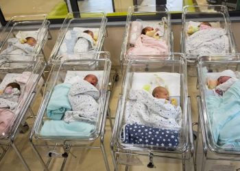 Número de filhos por mulher no Brasil é o menor da história, aponta IBGE