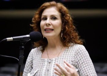 Carla Zambelli entra na lista vermelha da Interpol; Brasil agora tem sete mulheres procuradas por crimes graves