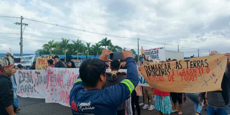 Manifestação indígena bloqueia BR‑101 em Araquari (SC)