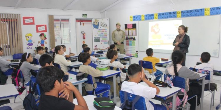 Em parceria com a PMSC, Secretaria Municipal de Educação retoma programa Proerd em SJB