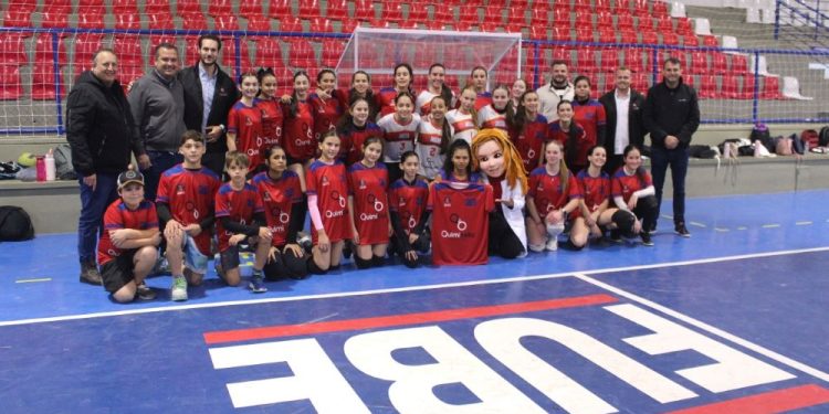 Empresa doa uniformes para escolinhas da Fube