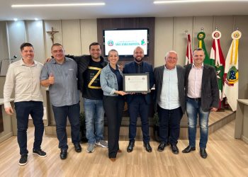 Câmara entrega Moção de Aplausos aos 10 anos da Rádio Super