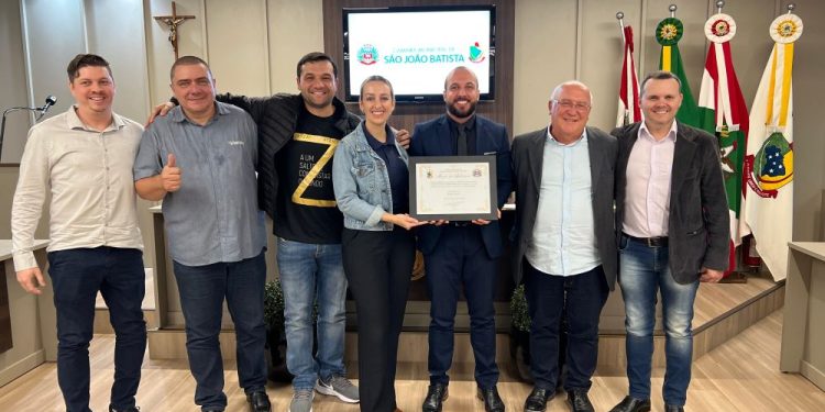 Câmara entrega Moção de Aplausos aos 10 anos da Rádio Super