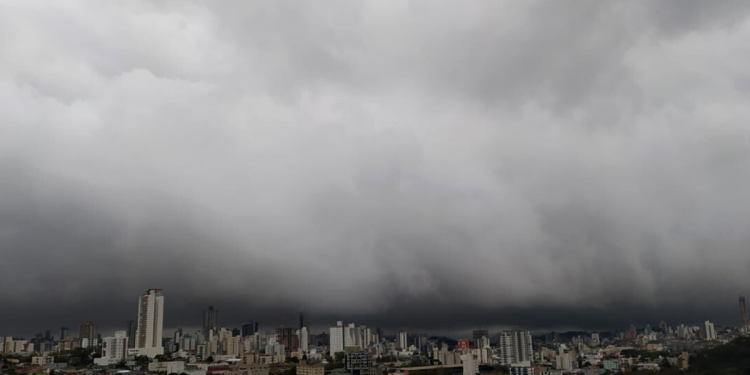 Frente fria provoca virada no tempo e pancadas de chuva em Santa Catarina