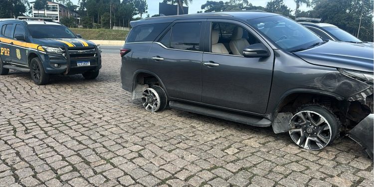 Camioneta furtada em Itapema é recuperada horas depois no Paraná após motorista fugir de abordagem