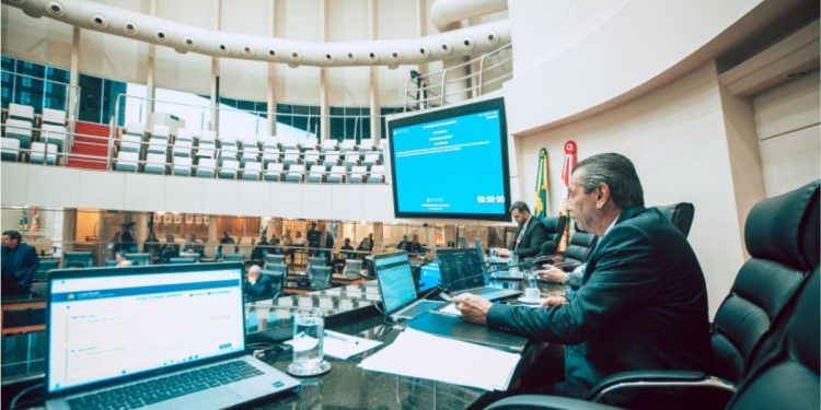 Alesc aprova reajuste para professores e mudanças no orçamento de 2026