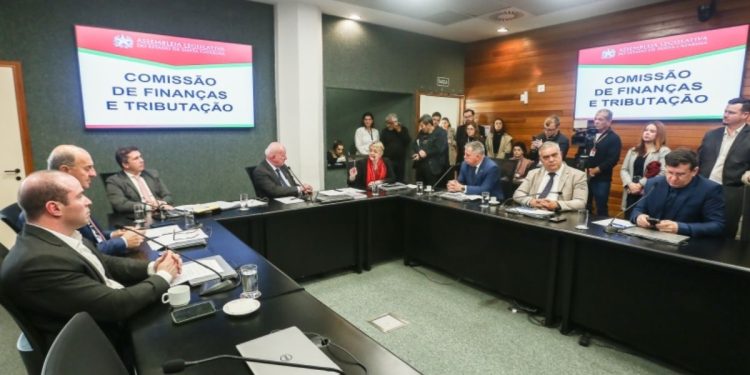 Orçamento de Santa Catarina para 2026 salta para R$ 57,9 bilhões e avança na Alesc