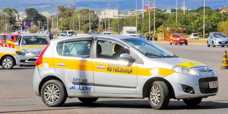 Governo Lula avalia extinguir obrigatoriedade de autoescola para tirar CNH