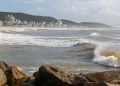 Ciclone extratropical provoca ventos de até 80 km/h e ondas de 6 metros em Florianópolis