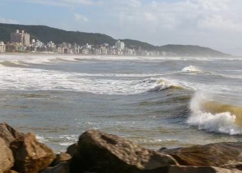 Ciclone extratropical provoca ventos de até 80 km/h e ondas de 6 metros em Florianópolis