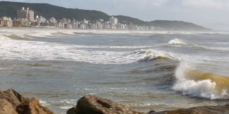 Ciclone extratropical provoca ventos de até 80 km/h e ondas de 6 metros em Florianópolis